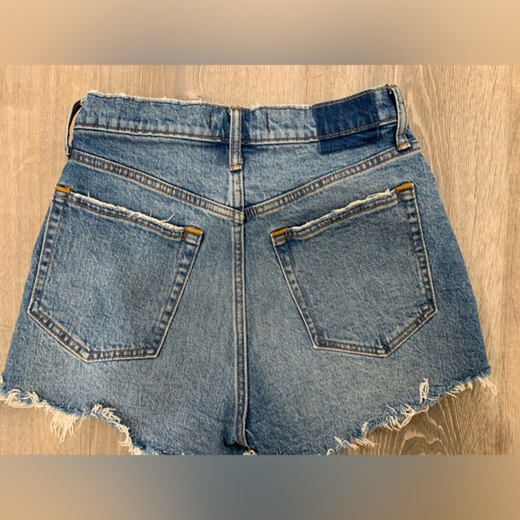 Abercrombie & Fitch The Mom High Rise Blue Jean Shorts Size 26/2 - Picture 2 of 3